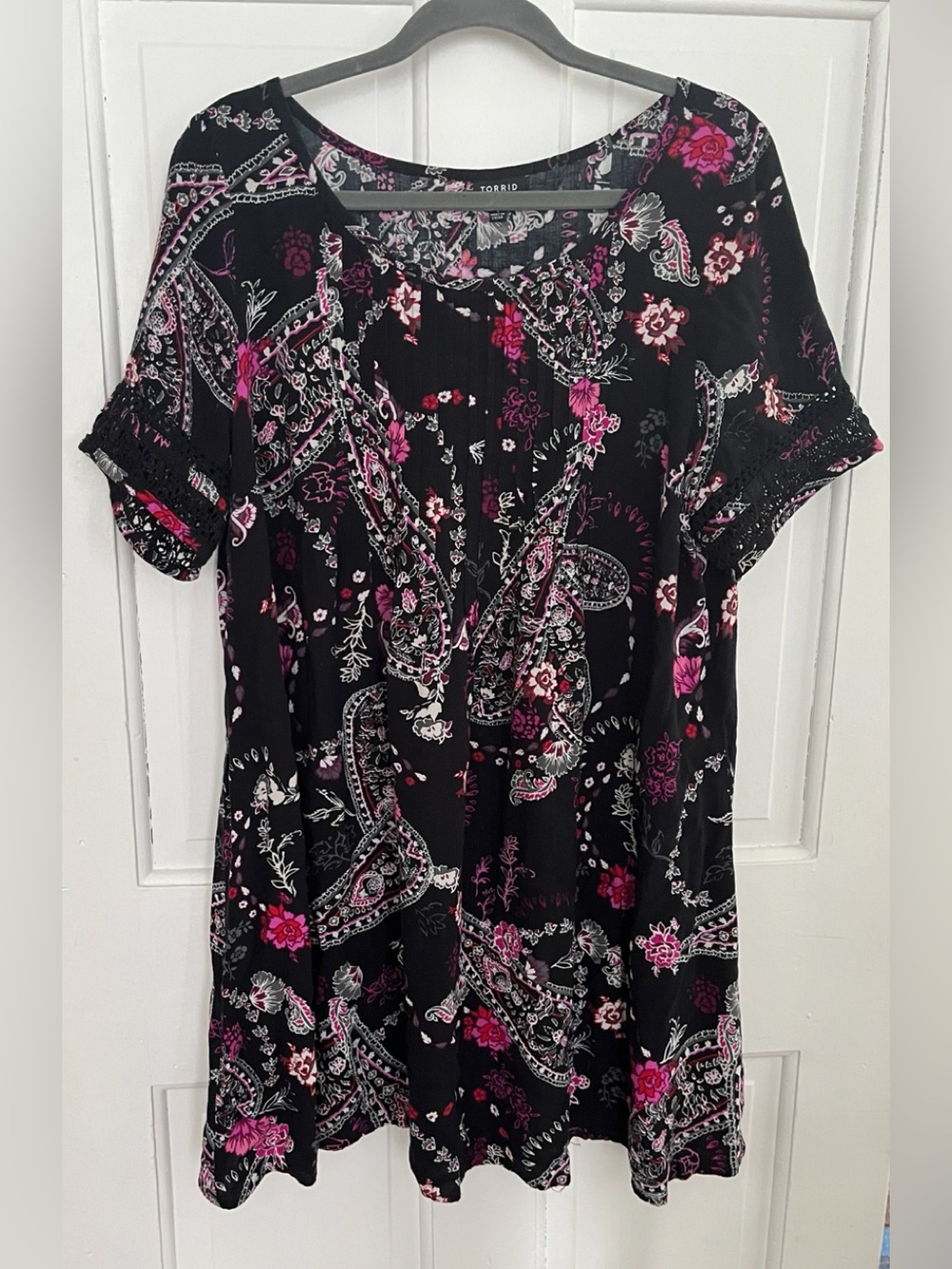 Torrid Top Size 1 equivalent 1X Black Pink White Paisley